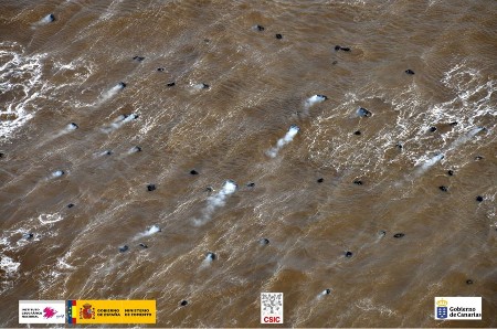 Una erupción submarina en El Hierro hace emerger abundantes fragmentos de lava humeante