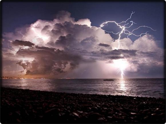 Los «latidos» de las tormentas eléctricas de la Tierra llegan hasta el espacio