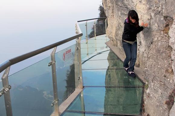 El Camino de la Fé. Pasarela con suelo de cristal a 1.500 metros de altura en China
