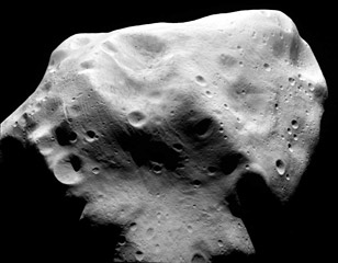 Lutetia, el asteroide que sobrevivió al nacimiento de la Tierra.