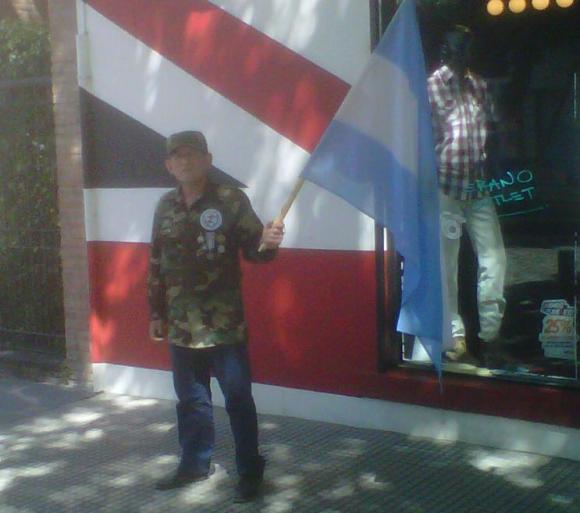 Palermo: Quema de banderas inglesas por venta de ropa ¨pirata¨