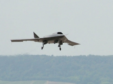 Irán dice que casi termina de descodificar avión robot de EU