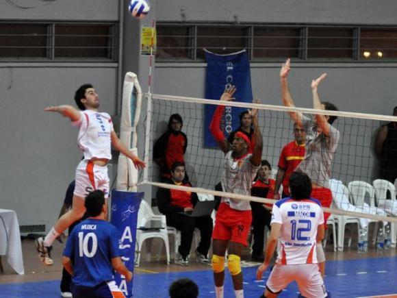 Gigantes del Sur venció en tie break a Sarmiento