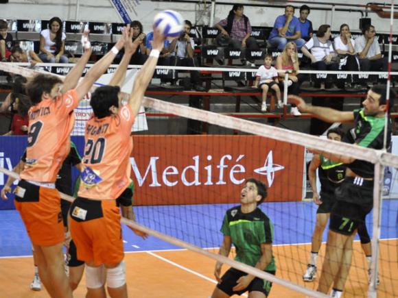 Lechuzas Villa María venció a Catamarca Voley en el tie break
