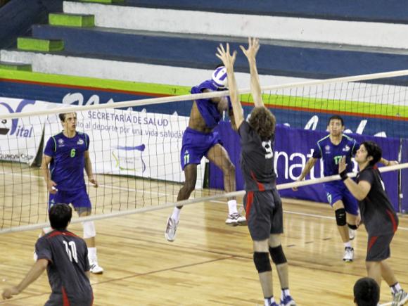 Ciudad perdió el invicto ante Obras y Chovet obtuvo dos triunfos al hilo