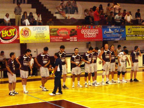 Lanús obtuvo su primera victoria en el certamen, de visitante, contra Obras