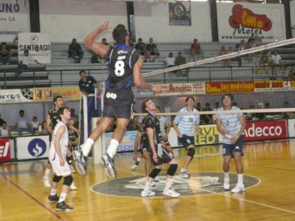 Ciclista derrotó a Ciudad y quedó como único puntero en la Serie A2