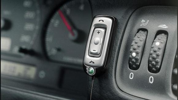 ¿Se podrán seguir utilizando los manos libres en los coches?