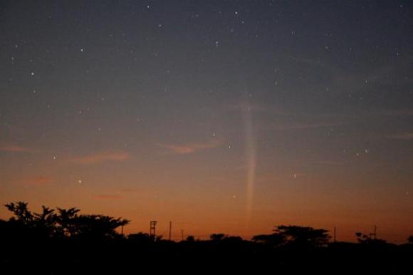 Imágenes del cometa Lovejoy atravesando el cielo