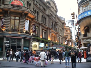 Advierten que cada vez más jóvenes europeos migran a la Argentina