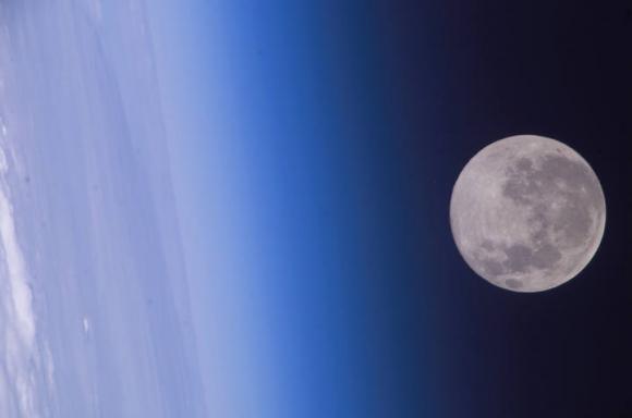 La Tierra debe tener otra luna