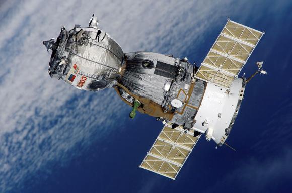 Una fase de la nave Soyuz provoca un rastro luminoso sobre Europa