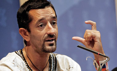 El primer trasplantado bilateral de piernas del mundo ya camina en una piscina